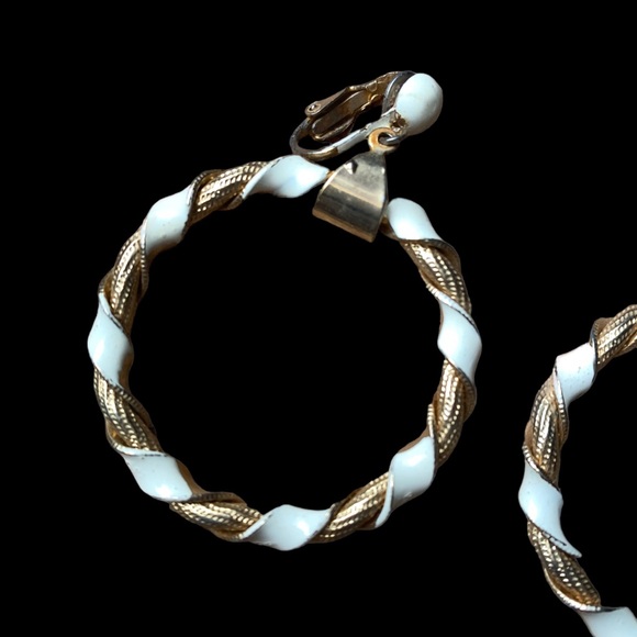 Vintage 1970’s Gold Plated & Creamy White Twisted Hoop Clip Earrings Jewelry - Picture 8 of 8